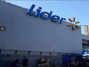 Supermercadi Lider a pasos del edificio