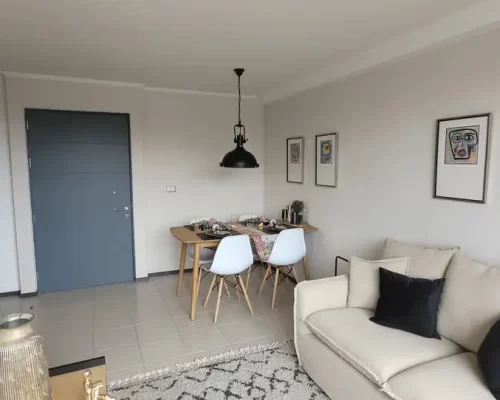 Comedor conectado a la entrada del departamento