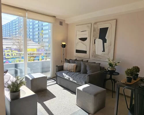 Living con sillones costado departamento en San Joaquin bono pie y trasa rebajada