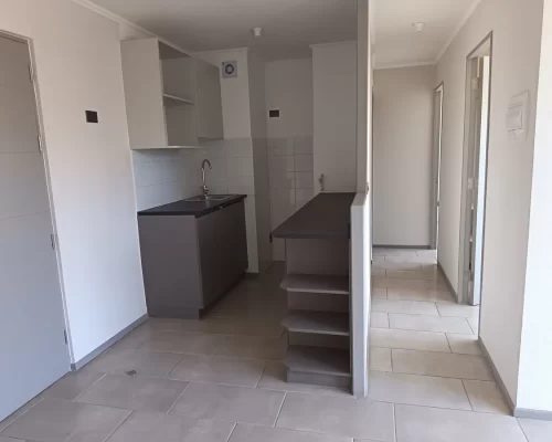 Cocina y pasillo divisorio venta departamento San Joaquin bono pie tasa rebajada