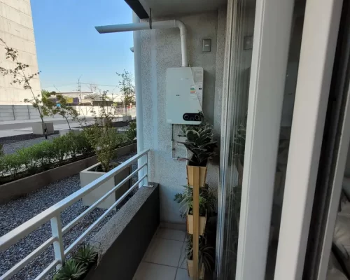 balcon con barandas de metal conectado a living comedor