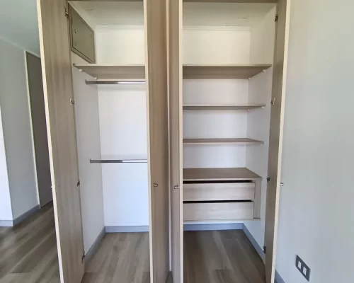 Closet abierto en departamento Estudio