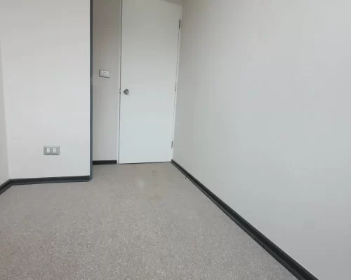 Vista del clóset empotrado en el segundo dormitorio con puertas correderas y repisas organizadoras.
