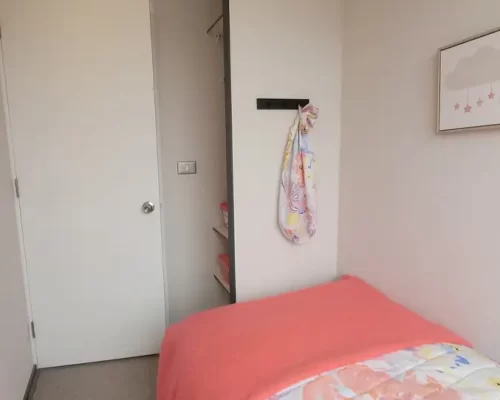 Vista del clóset y la puerta de acceso en la segunda habitación, diseñada para aprovechar al máximo el espacio de almacenamiento