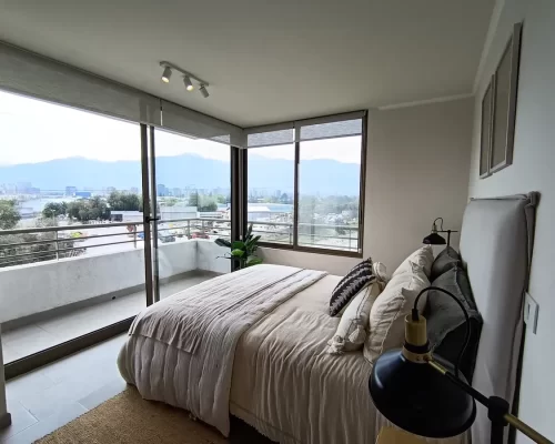 Dormitorio principal vista balcon departamento en venta en Macul con bono pie