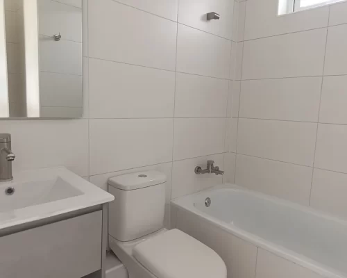 Baño segundo domritorio venta departamento Estacion Central biono pie