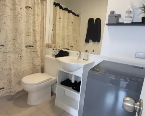 Baño con gran espacio y conexión a lavadora