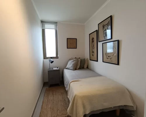 Segundo dormitorio vista ventana departamento principal en venta en Macul con bono pie